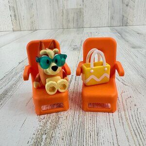 Bluey BINGO Sister Figure Green Sunglasses 2 Orange Chairs Yellow Bag SET NEW